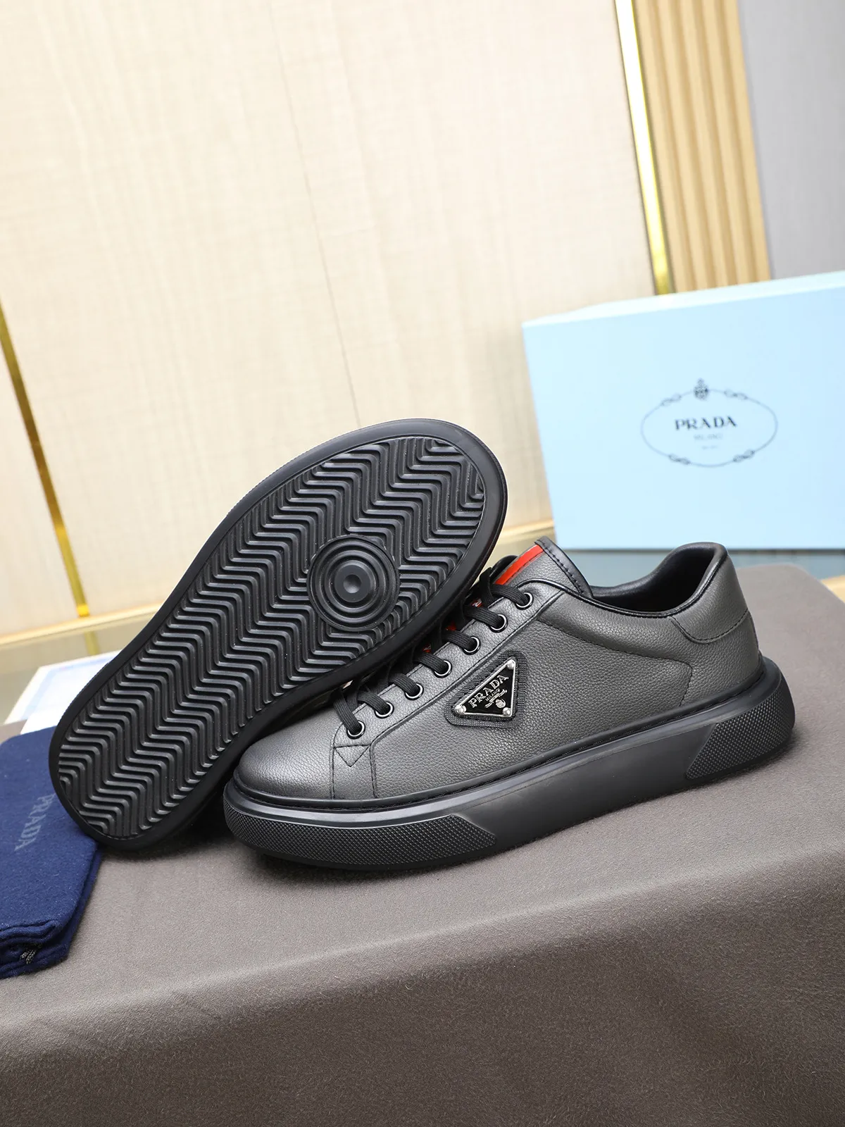 Men's shoes 💰460 Prada/Prada Men's new casual shoes, this upper is made of imported calfskin + sheep lining! The outside is decorated with the P family's classic metal triangle enamel logo, and the outsole is made of non-slip sports foam ultra-light outsole, which feels good on the feet and is a fashionable and fashionable item!  Size: 38-44 (45 customized)